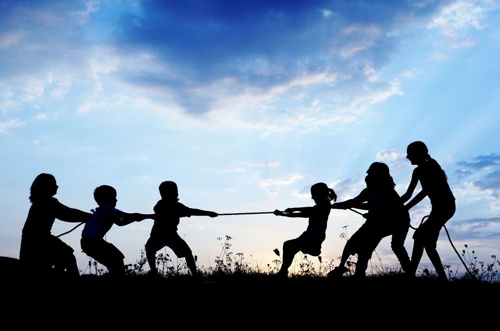 Kids playing tug war pulling rope-2